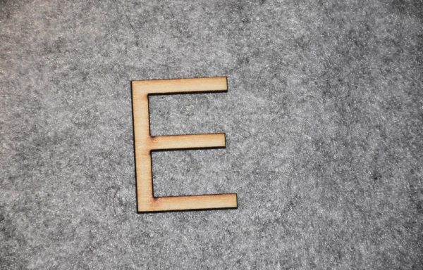 Črka E